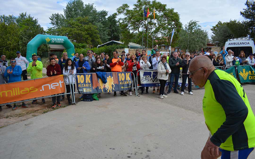 El atleta veterano Miguel Gimeno completando la 10K con el ánimo del público./I.M.