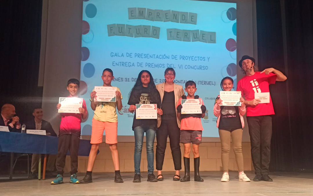 El alumnado del aula de La Iglesuela recogiendo su diploma. / L.C.