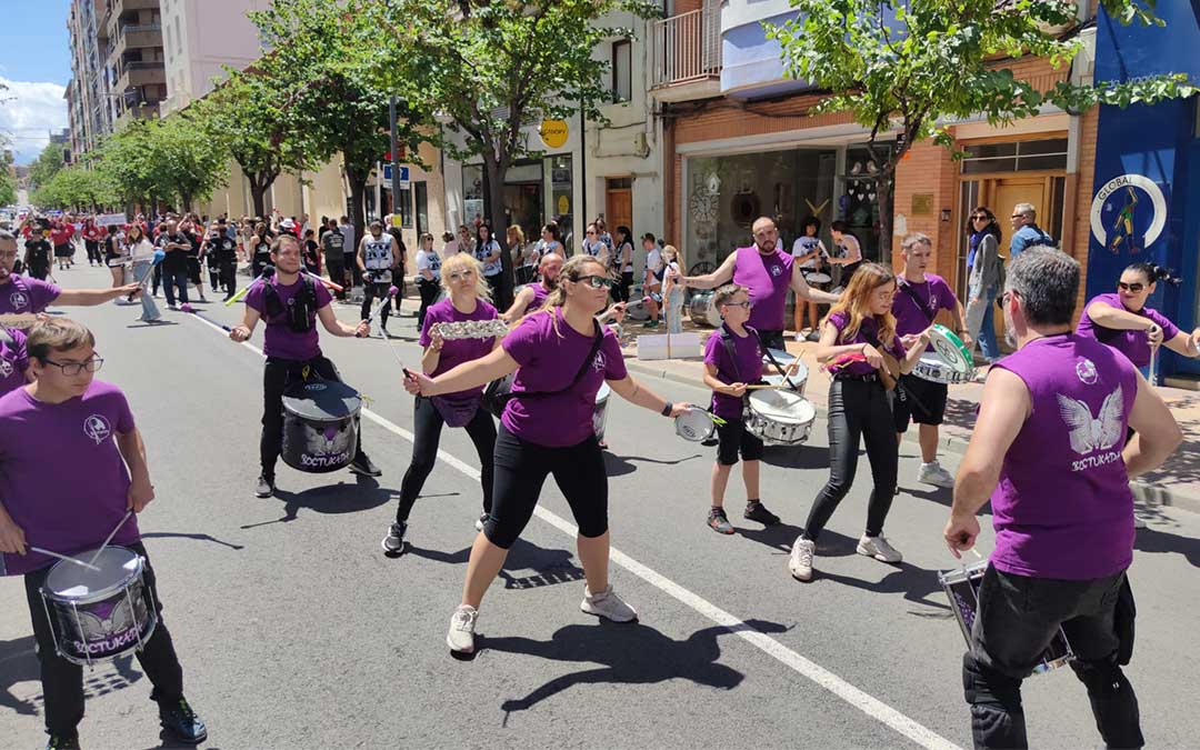 Desfile de las batucadas por la Avenida Aragón de Alcañiz. / Alberto Gracia