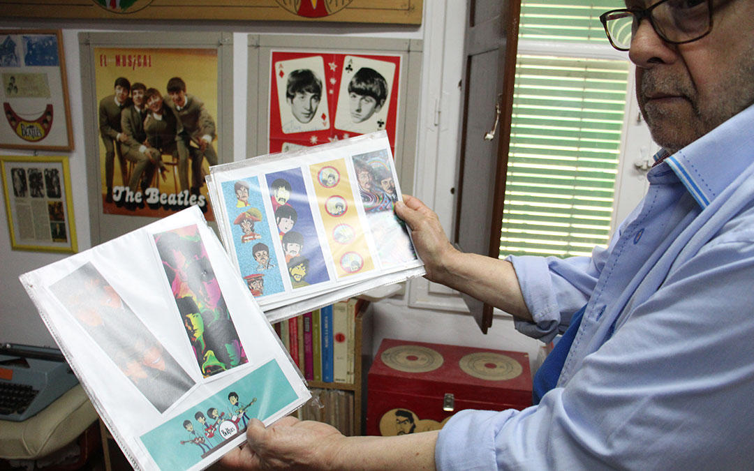 Perales sostiene una pequeña parte de sus creaciones que pueden verse. / B. Severino