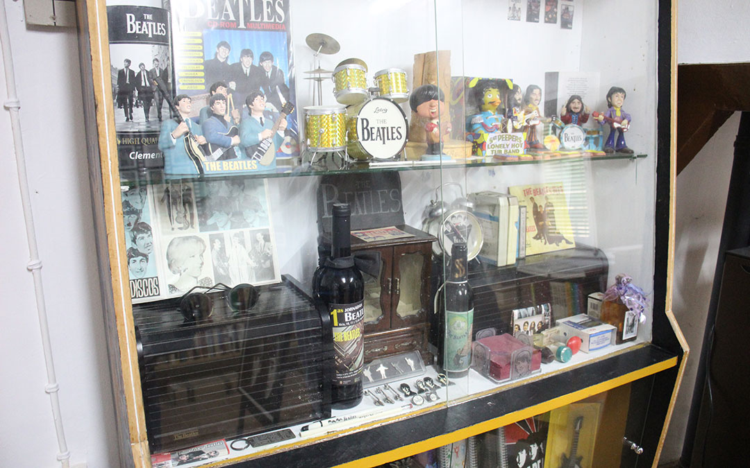 Uno de los aparadores del apartamento cargado de detalles Beatle. / B. Severino