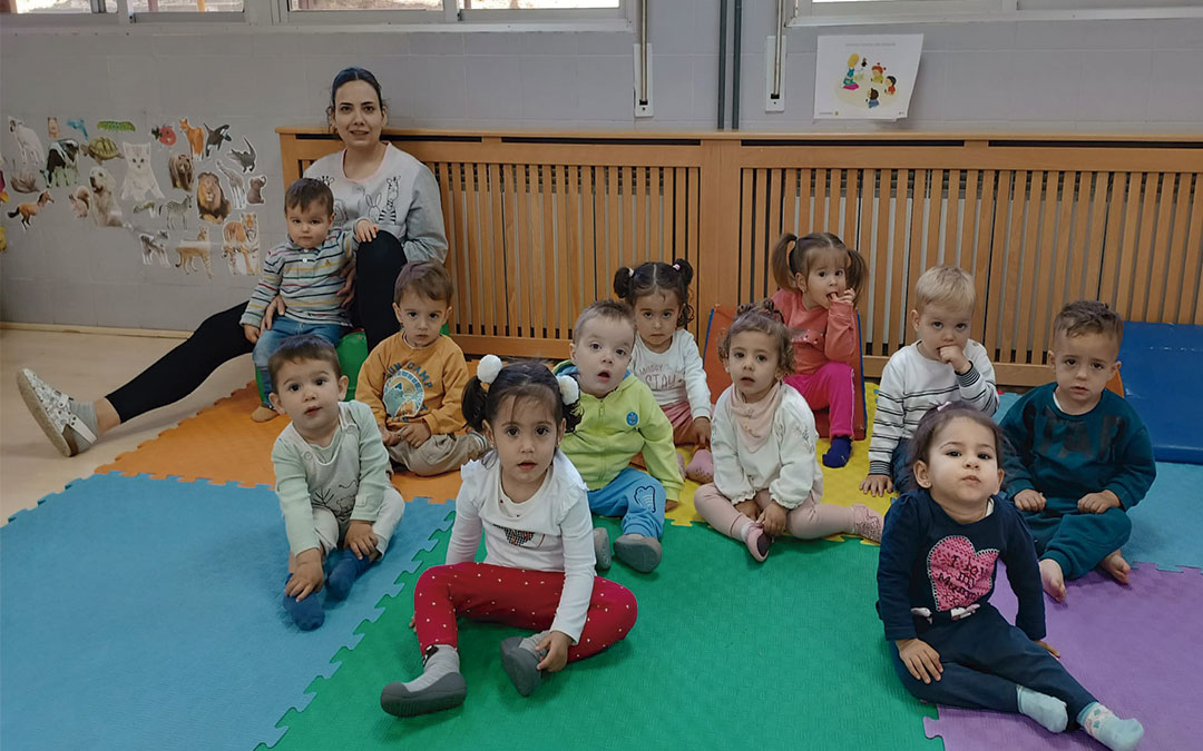 Clase de 1- 2 años de la Escuela Infantil de Utrillas junto con la chica de apoyo. / Escuela Infantil