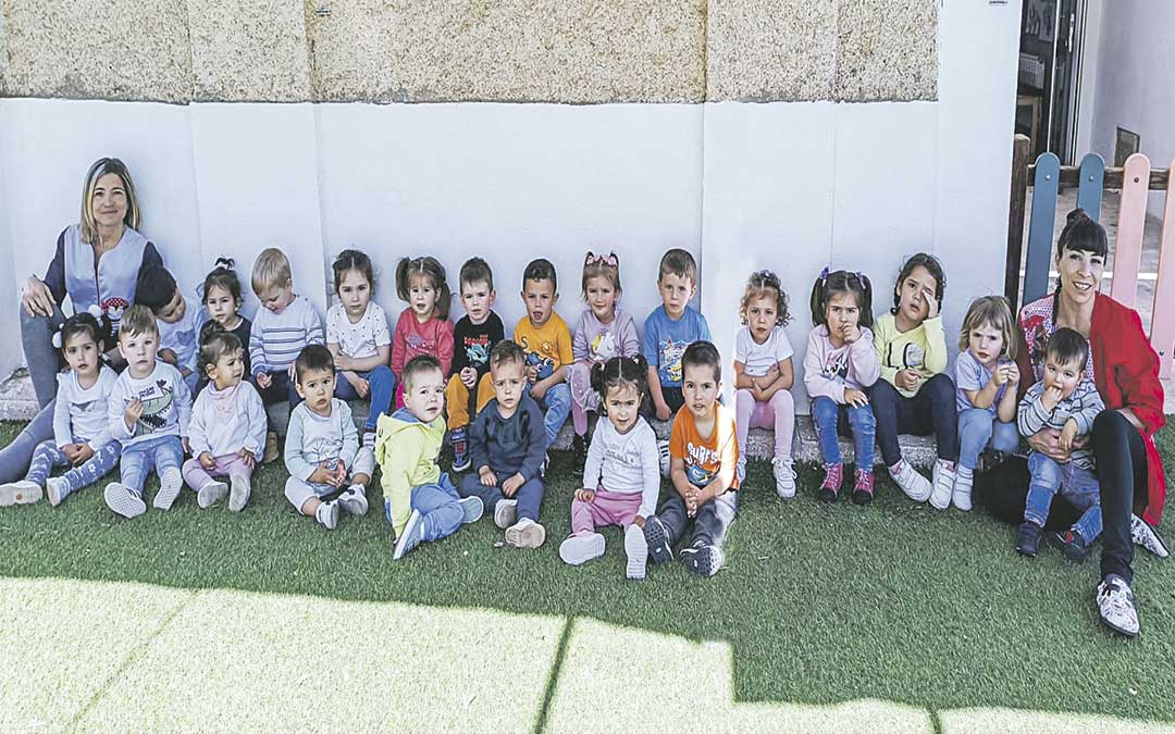El Ayuntamiento quiere ampliar la Escuela infantil con un aula más debido al aumento de natalidad en los últimos años. Los niños cursan hasta julio y ayuda mucho a la conciliación familiar. / Escuela Infantil