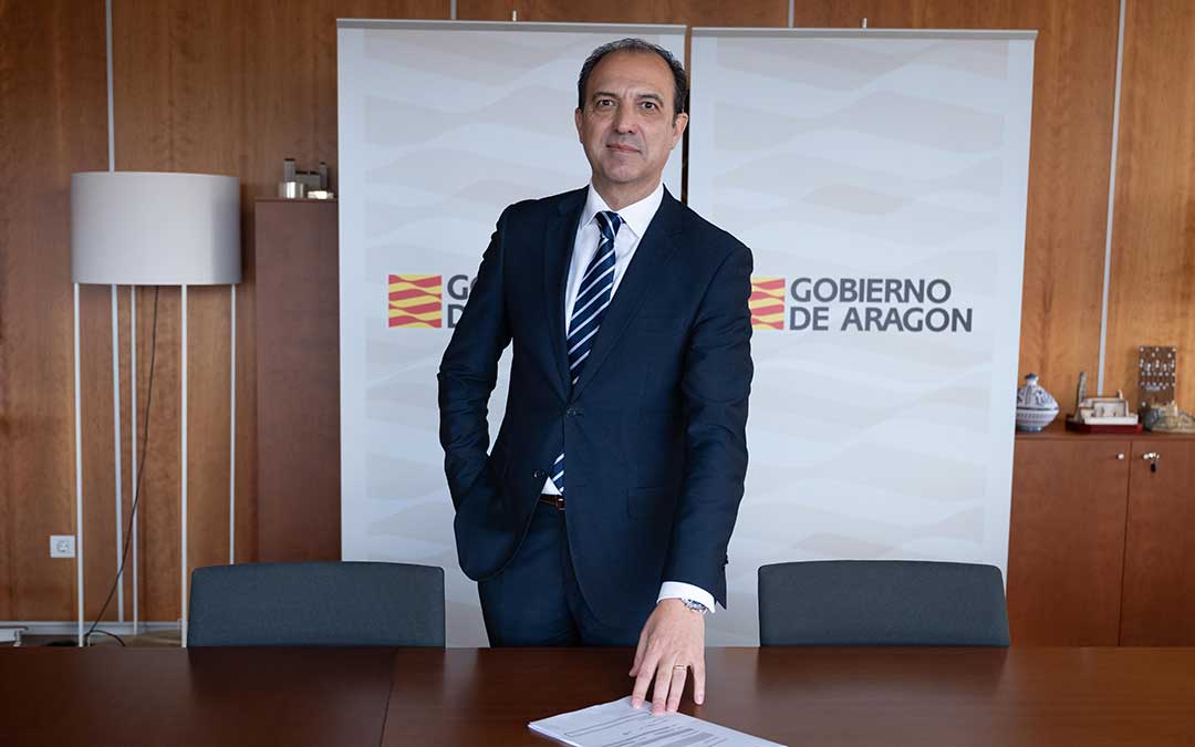 El consejero de Sanidad del Gobierno de Aragón, José Luis Bancalero, en las oficinas del Pignatelli / DGA