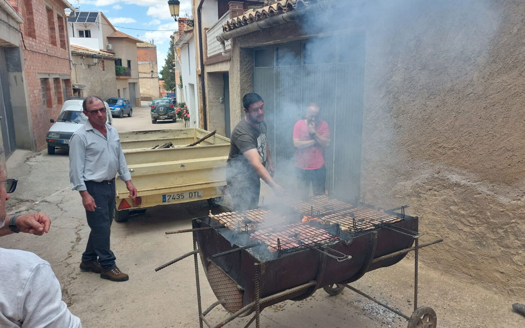 La comida de Hermandad fue el punto fuerte en La Codoñera./ P. Lis
