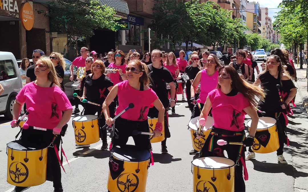 Desfile de las batucadas por la Avenida Aragón de Alcañiz. / Alberto Gracia