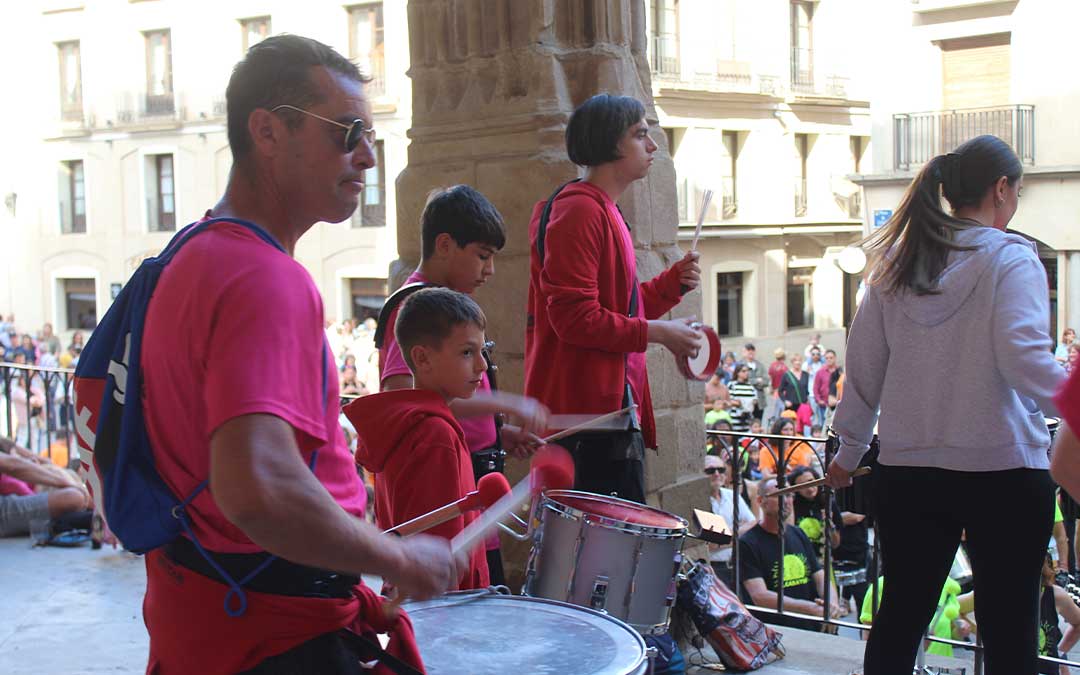 Actuación de las batucadas en la plaza de España de Alcañiz. / Eduard Peralta