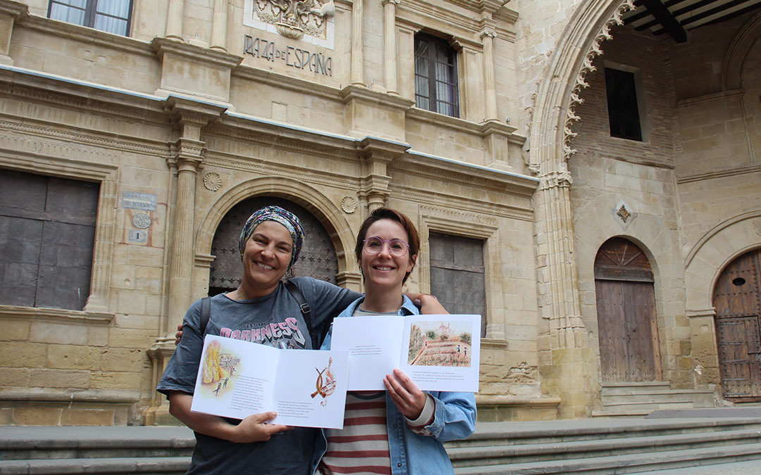 Beatriz Royo y Raquel Arnedo con ‘Bailemos el Rodat’ en Alcañiz, donde nació la idea y donde se centrará el próximo libro./ B. Severino