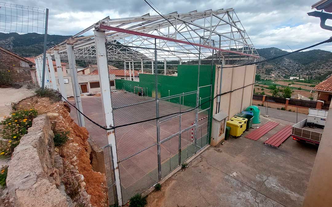 Los trabajos se han iniciado en la cubierta del pabellón./ J.L.