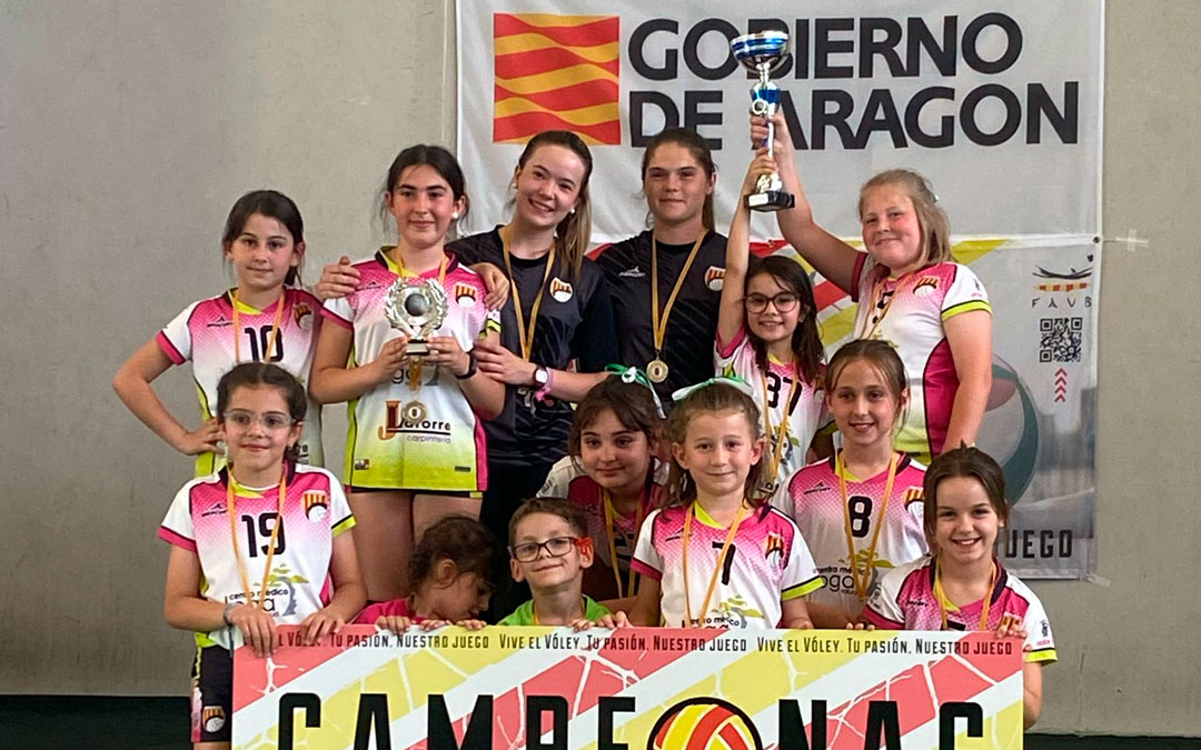 Las benjamines del Kasalkas junto a sus entrenadoras y su trofeo./CV Kasalkas