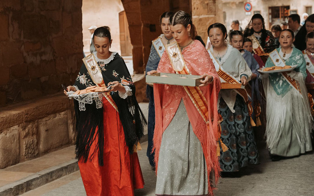 La procesión ha estado acompañada de las Reinas, Damas y Reinas Infantiles de 2023./ R. Monreal