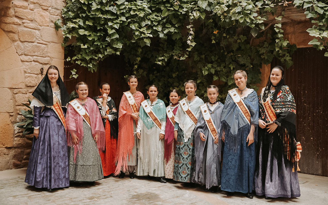 Las ReiLas Reinas y Damas de Fiestas y Reinas Infantiles de 2023 acuden a la procesión de San Isidro en Calaceite./ Raquel Monreal.nas de Fiestas y Reinas Infantiles de 2023 acuden a la procesión de San Isidro en Calaceite./ Marina Monreal.