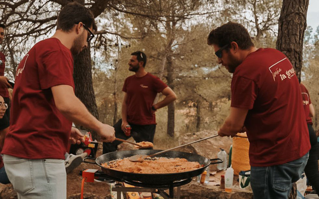 El entorno de la ermita vivió el concurso de paellas organizado por los Kintos./ J.L.