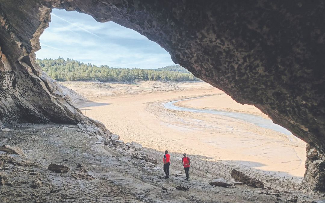 Estado actual de la Cueva Corda del embalse de Calanda. En un año normal y con lluvias su acceso debe realizarse a través de medios como el kayak. Actualmente está vacía por el bajo caudal e incluso se puede entrar en ella a pie./ Óscar Librado-Explorador de Proximidad.