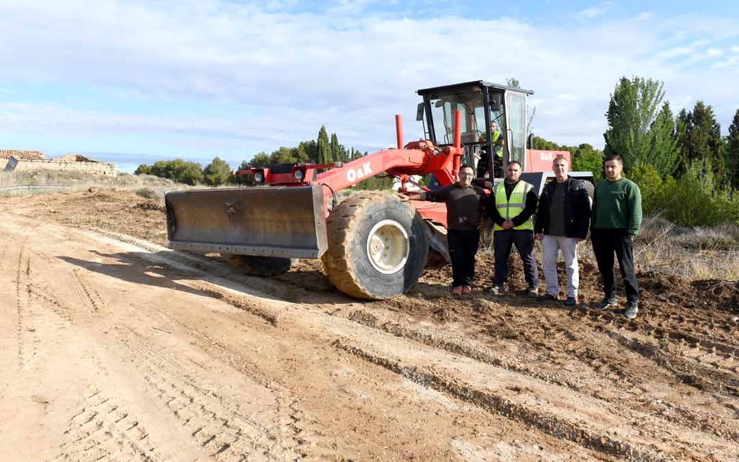 Los responsables del área de Medio Rural y la DPT visitando las actuaciones de este lunes./Ayuntamiento de Alcañiz