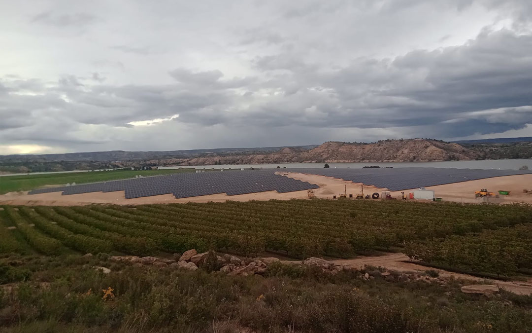 La planta solar que abastecerá al bombeo del Ebro del Civán podría comenzar a funcionar en julio./ L.C.