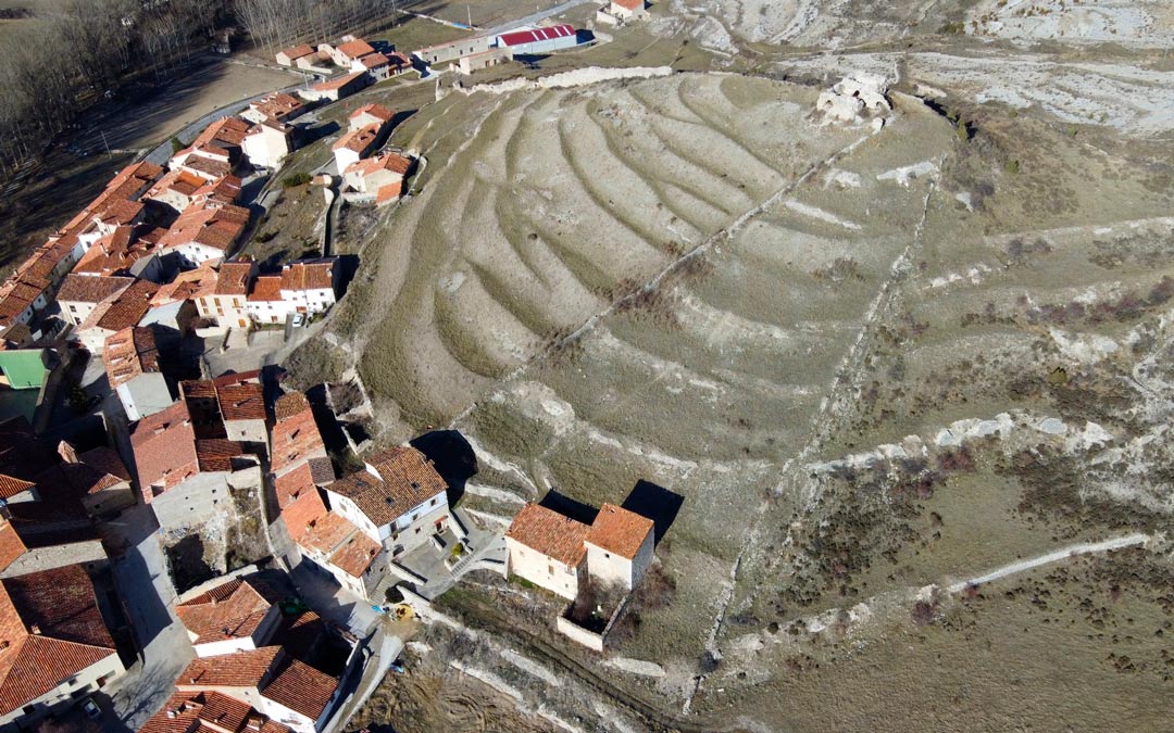 Reciente vista aérea del Castillo de Fortanete, la loma y el pueblo. /ARCATUR