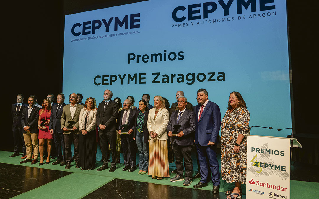 Foto de familia de los galardonados junto a las autoridades este lunes./ Gobierno de Aragón