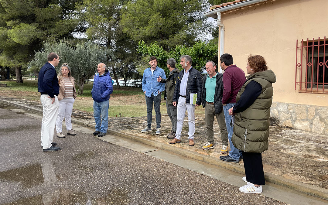 A la izquierda, el ingeniero jefe del servicio 4º de explotación de la CHE, Rafael Arcos, que se reunió este martes en la sede de Alcañiz con agentes políticos y sociales con competencias o interés en resolver el problema del ahogamiento de animales en los canales de riego./ María Celiméndiz