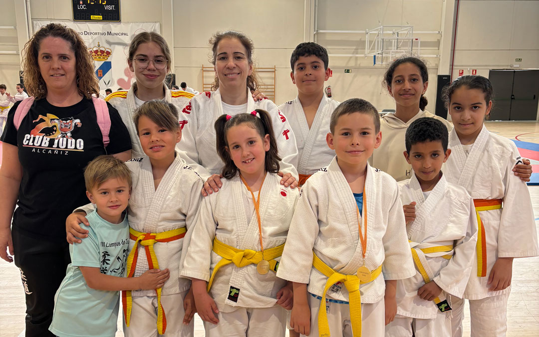 Algunos de los participantes junto a su profesora Mónica Romero./ CLUB JUDO ALCAÑIZ