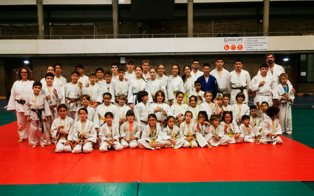 Foto de familia del Club al finalizar la competición./CLUB JUDO ALCAÑIZ