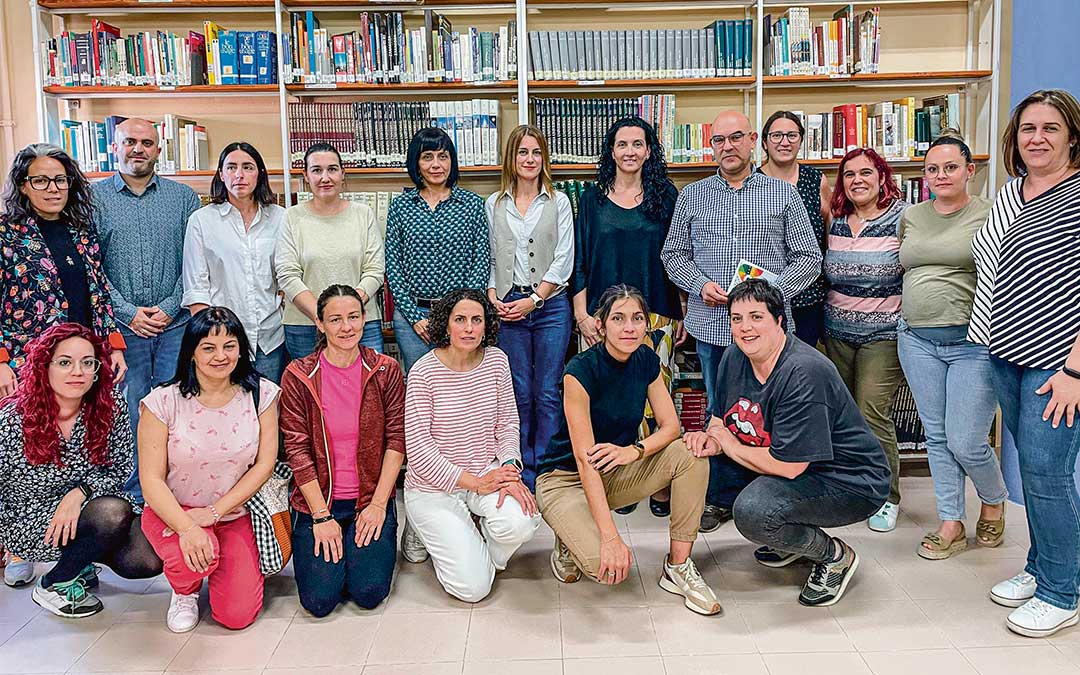 La comunidad educativa traslada su preocupación y pide un colegio nuevo y seis aulas para el instituto./ S.F.