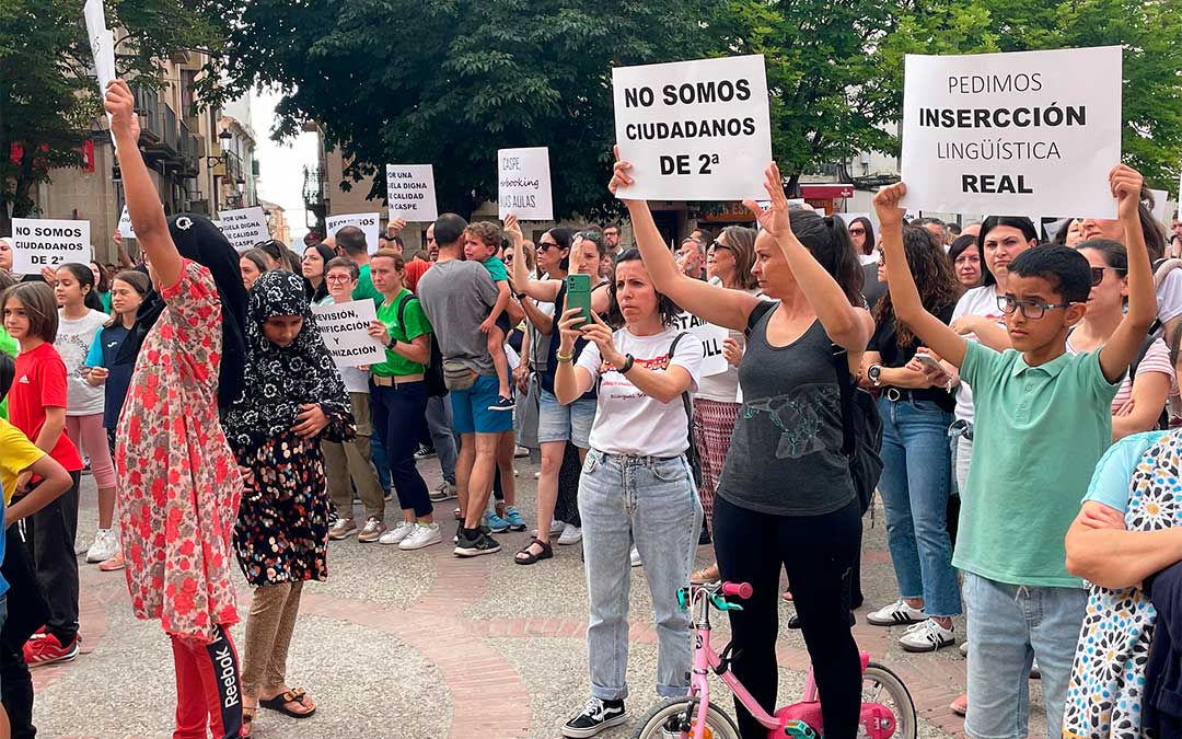Los asistentes sostenían pancartas con las reivindicaciones educativas./ S.F.