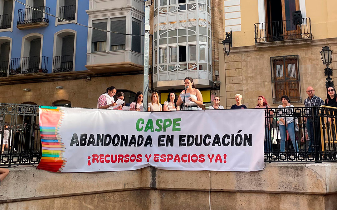 El manifiesto lo han leído cuatro alumnas del instituto./ S.F.