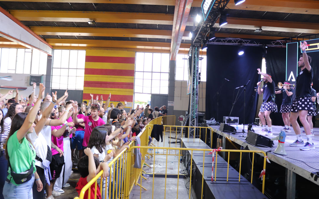 Durante la actuación de las tres charangas el pabellón se llenó de amantes de la música que no pararon de bailar y cantar. /Nerea Altaba Sales