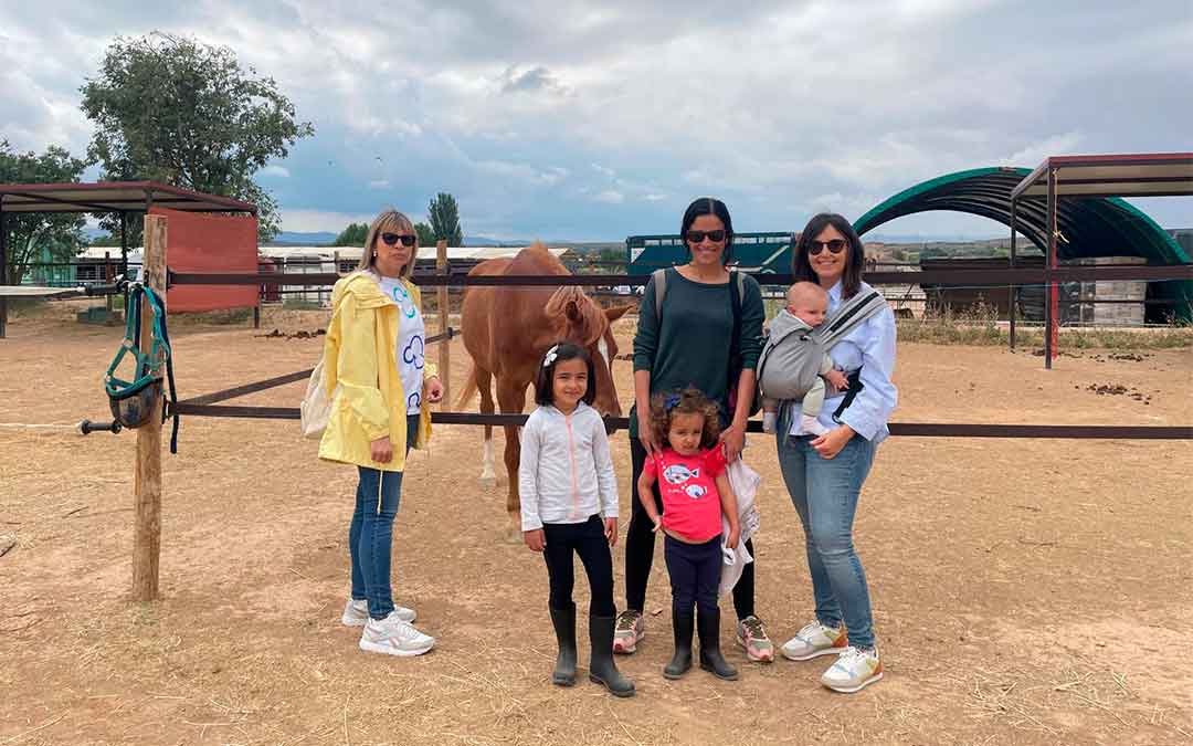 Familias y amigos de Alcañiz y localidades cercanas han disfrutado de una jornada junto a los caballos./ S.F.