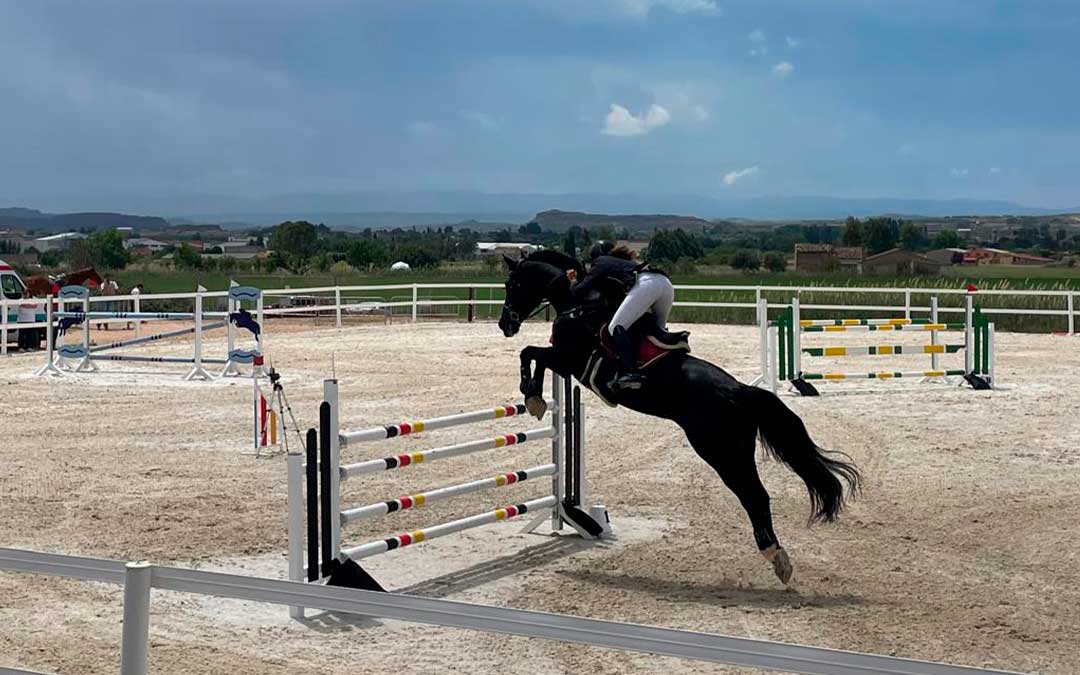 Vanessa Membrado en uno de los saltos de obstáculos realizados en su segunda salida del Gran Premio./ S.F.
