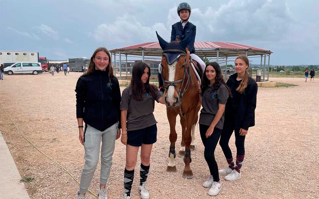 Alumnas del club hípico Equilicua en el turno de los juegos escolares./ S.F.