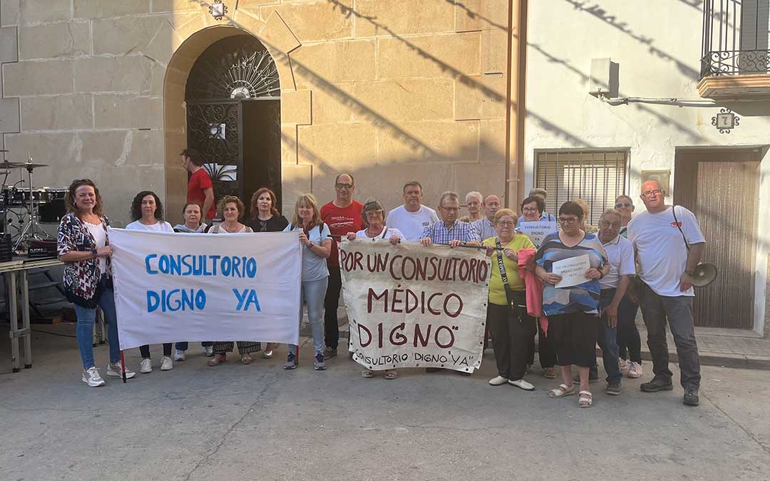 Participantes en la manifestación a su llegada al Ayuntamiento / L. Castel