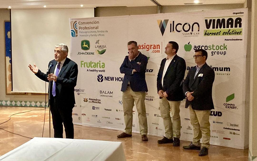 El consejero de Agricultura, Ángel Samper, participó en Alcañiz en la I Convención Profesional para Agricultores, Fondos de Inversión y Family Offices./ DGA