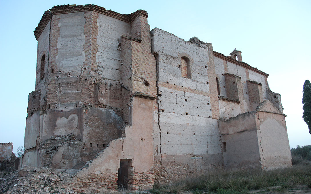 El convento de Híjar aguanta a duras penas junto a la carretera a La Puebla. / B. Severino