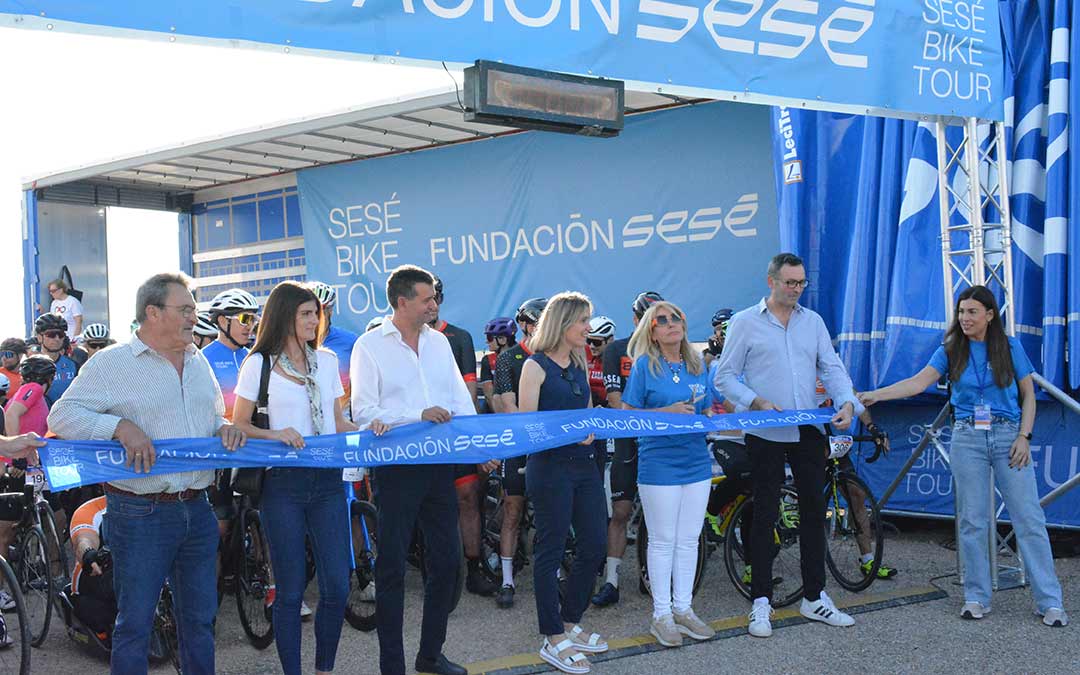 Corte de cinta por parte de la presidenta de la Fundación, Ana Sesé y autoridades./I.M.