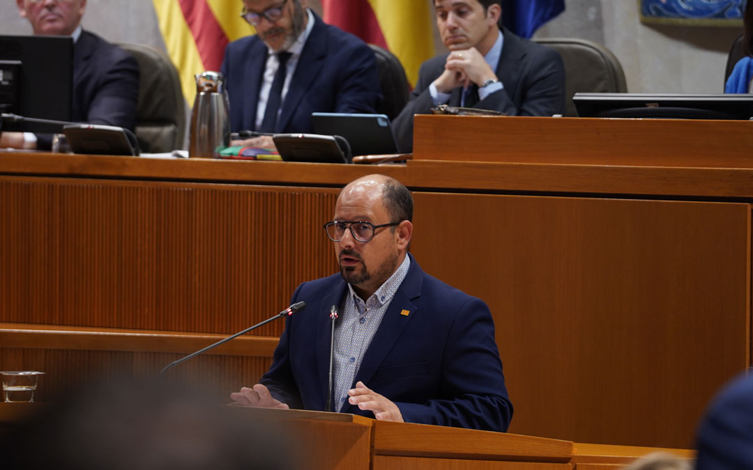 Alberto Izquierdo durante su intervención en las Cortes./ DGA