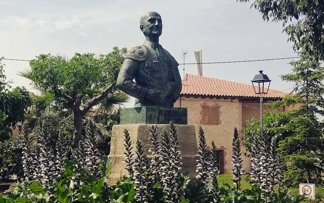 Monumento a Nicanor Villalta en Cretas, su villa natal./ J.L.