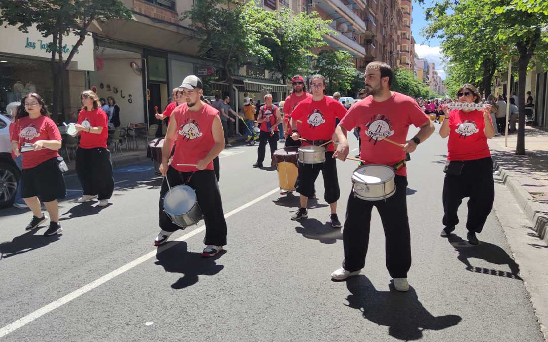 Desfile de las batucadas por la Avenida Aragón de Alcañiz. / Alberto Gracia
