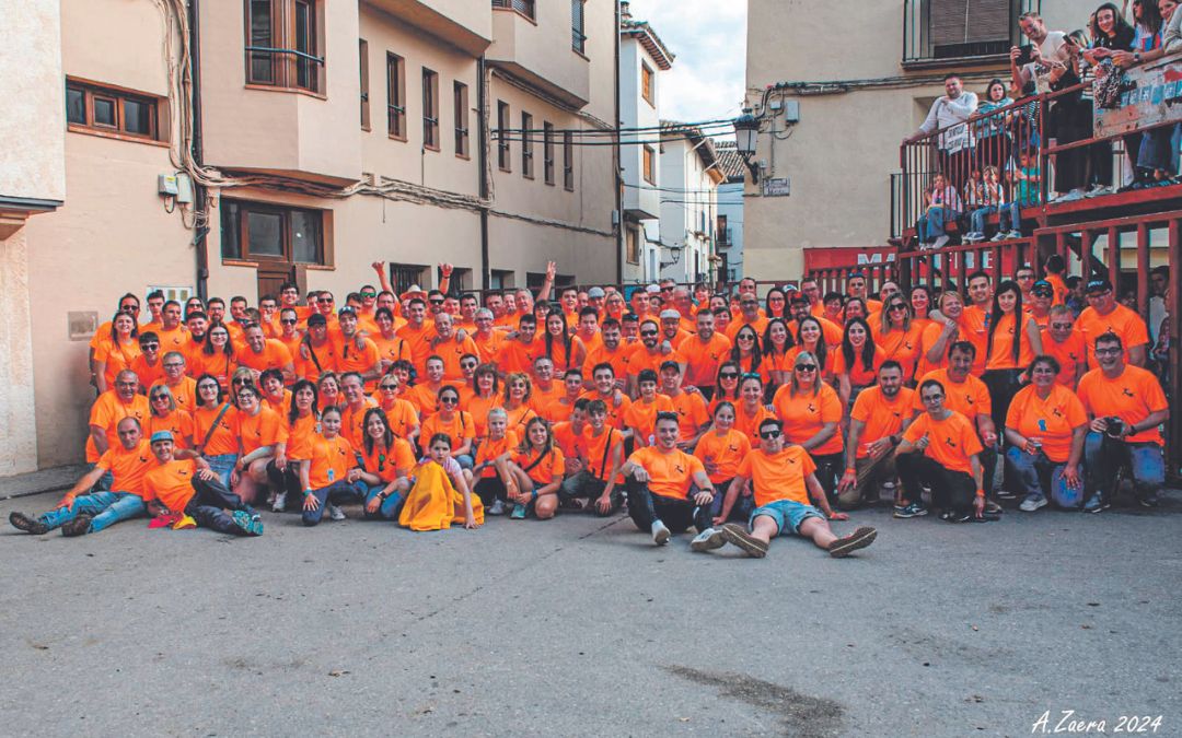 Foto de familia de los asistentes al primer día de la Peña Taurina./ A. Zaera.