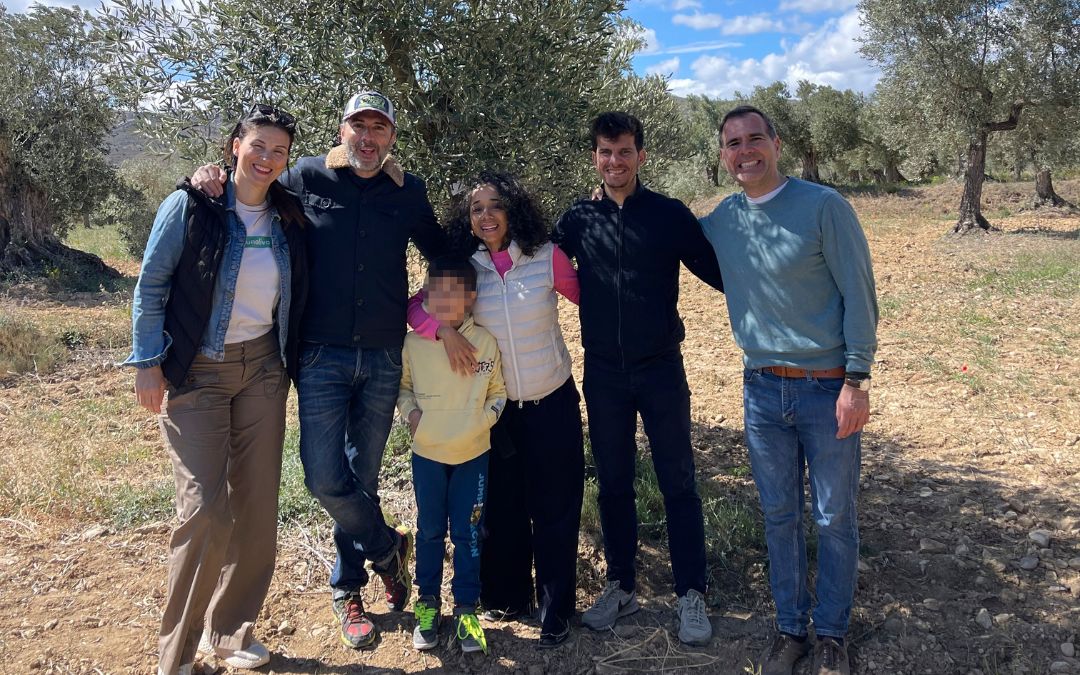 La embajadora estadounidense en España y Andorra, Julissa Reynoso, en su visita a Oliete junto a miembros de Apadrina un Olivo./ Apadrinaunolivo.org.