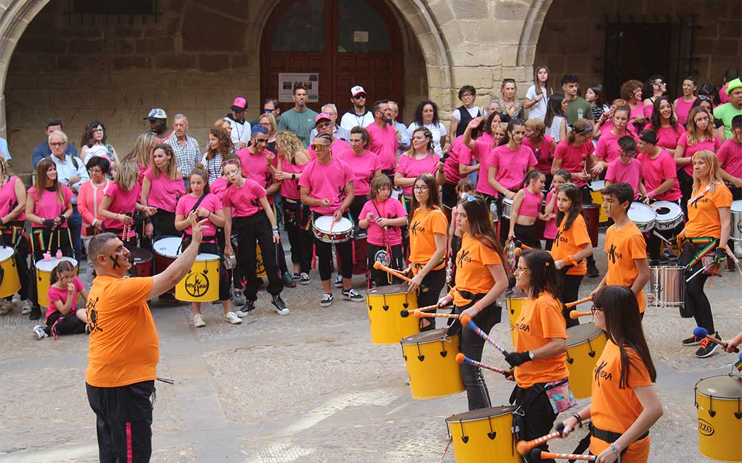 Actuación de las batucadas en la plaza de España de Alcañiz. / Eduard Peralta