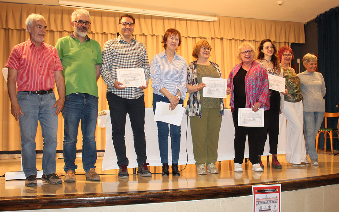 Algunos finalistas y premiados de Huesca, Zaragoza, Cantabria y Ecuador, arropados por la organización y el alcalde. / B. Severino