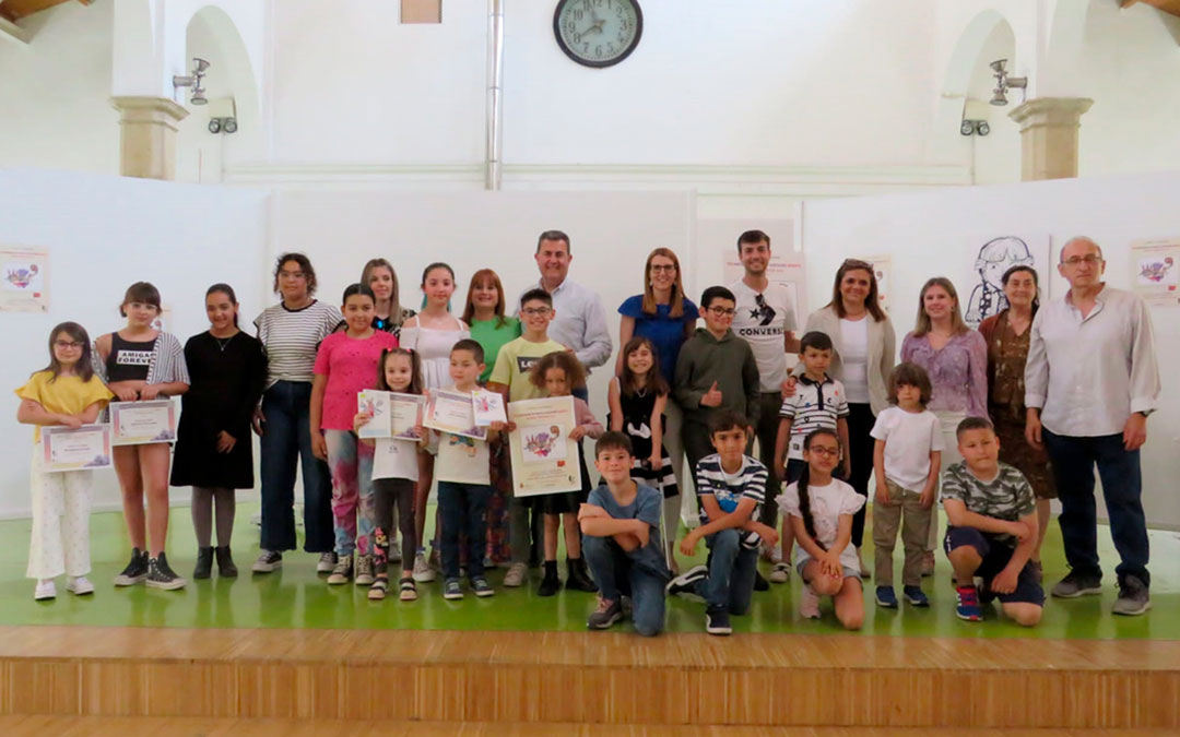 Foto de familia de la entrega de premios del VIII del certamen de Cuentos 'Gloria Fuertes'./ Ayto Alcañiz