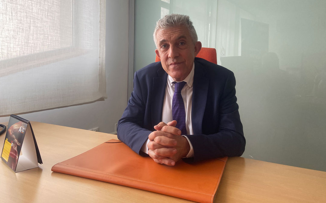 El consejero, Ángel Samper, durante su visita la DO Aceite del Bajo Aragón el pasado viernes./ M.M.R.