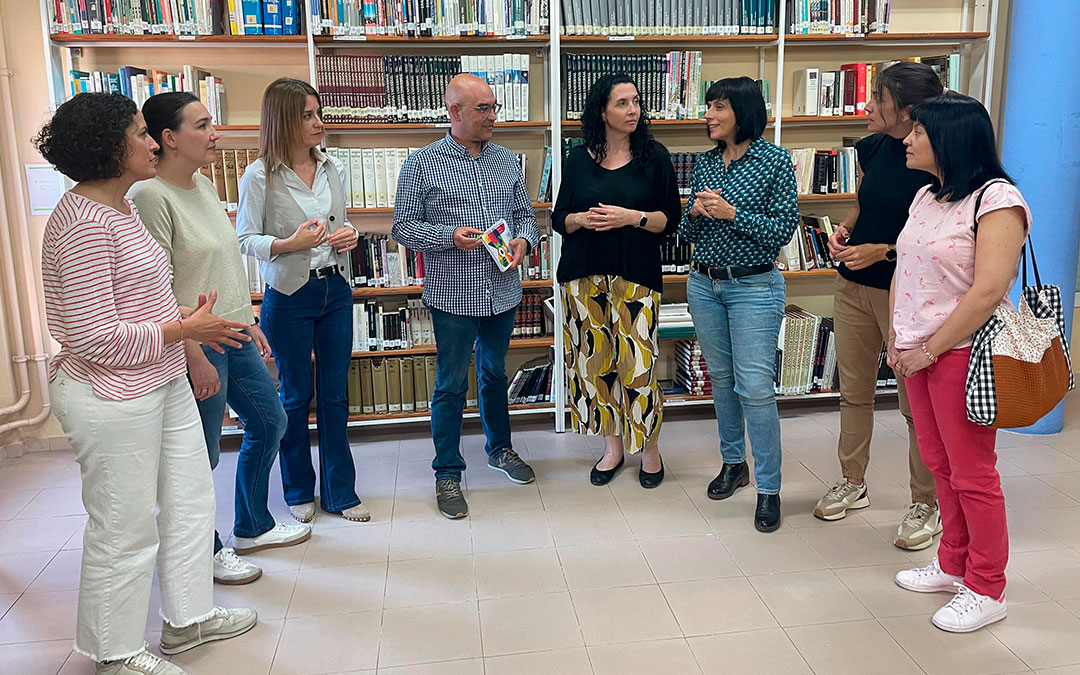 Equipos directivos de los colegios Alejo Lorén, Compromiso de Caspe, Santa Ana y Mar de Aragón junto con los representantes de las AMPAS, tras la rueda de prensa./ S.F.