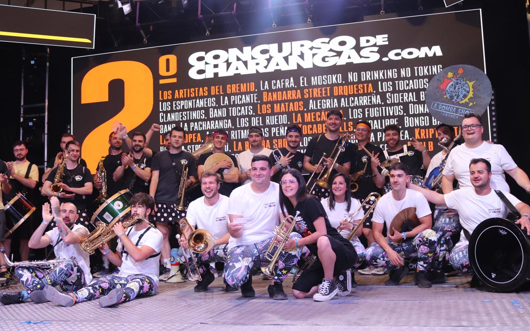 Durante la actuación de las tres charangas el pabellón se llenó de amantes de la música que no pararon de bailar y cantar. /Nerea Altaba Sales