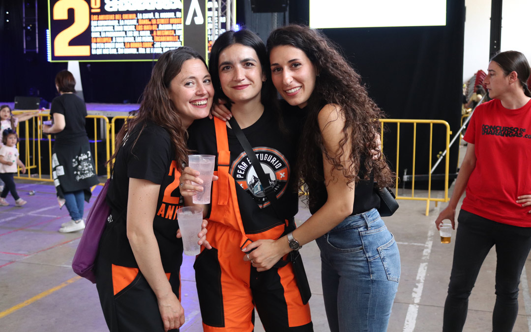Durante la actuación de las tres charangas el pabellón se llenó de amantes de la música que no pararon de bailar y cantar. /Nerea Altaba Sales