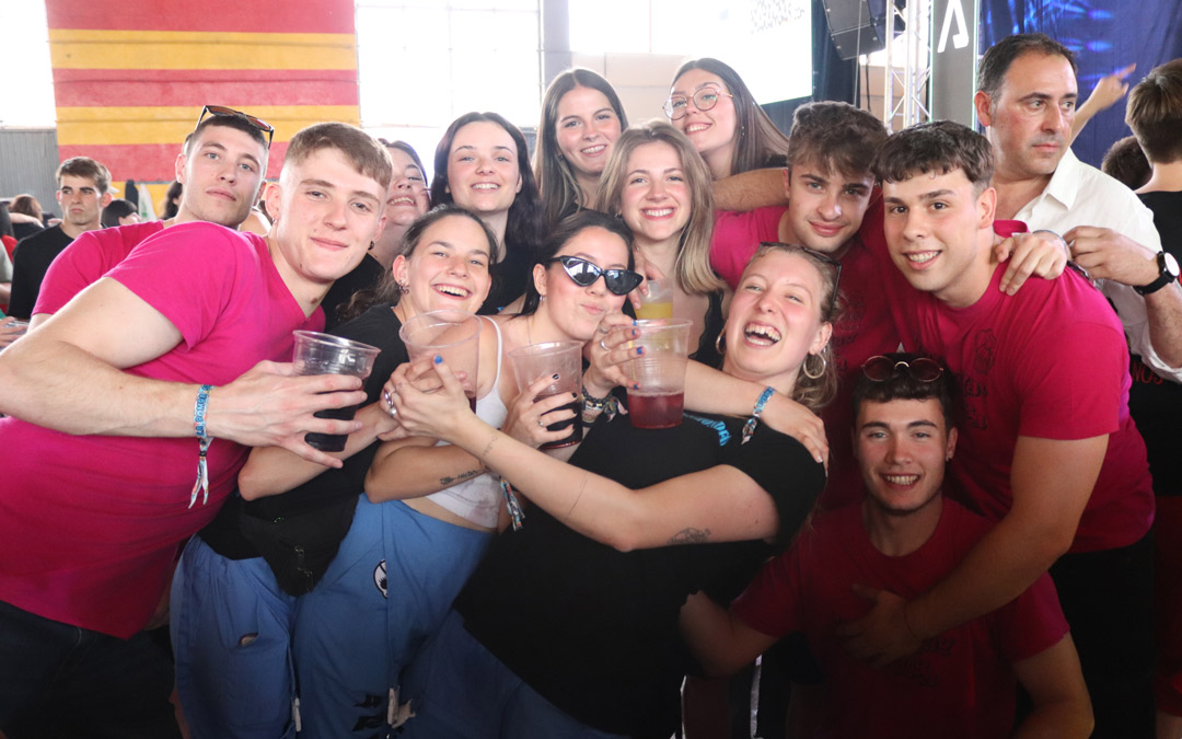 Durante la actuación de las tres charangas el pabellón se llenó de amantes de la música que no pararon de bailar y cantar. /Nerea Altaba Sales