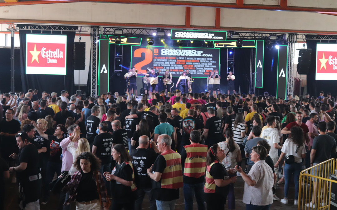 Durante la actuación de las tres charangas el pabellón se llenó de amantes de la música que no pararon de bailar y cantar. /Nerea Altaba Sales